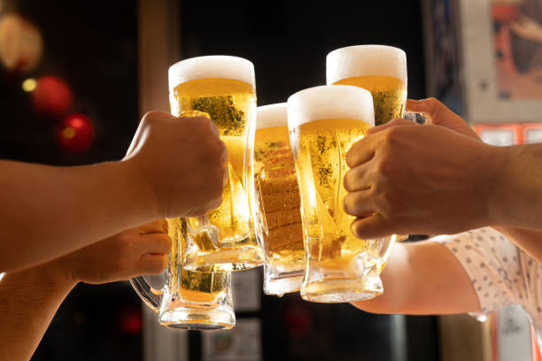 Osoby stukają się kuflami z piwem